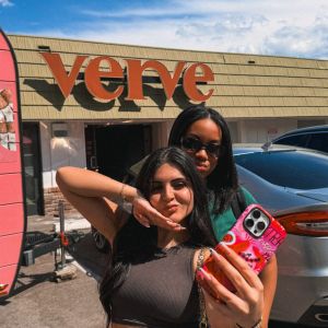 并非人人都能入住……这大概就是重点所在 🙂‍↔️我们借鉴了旗下其他物业的经验，没错……VERVE 确实会举办专属住户活动。来看看 @vervewestlafayette 和 @verveannarbor 如何为您打造极致生活树立标杆。住在这里，邀请名单才真正重要 🤞