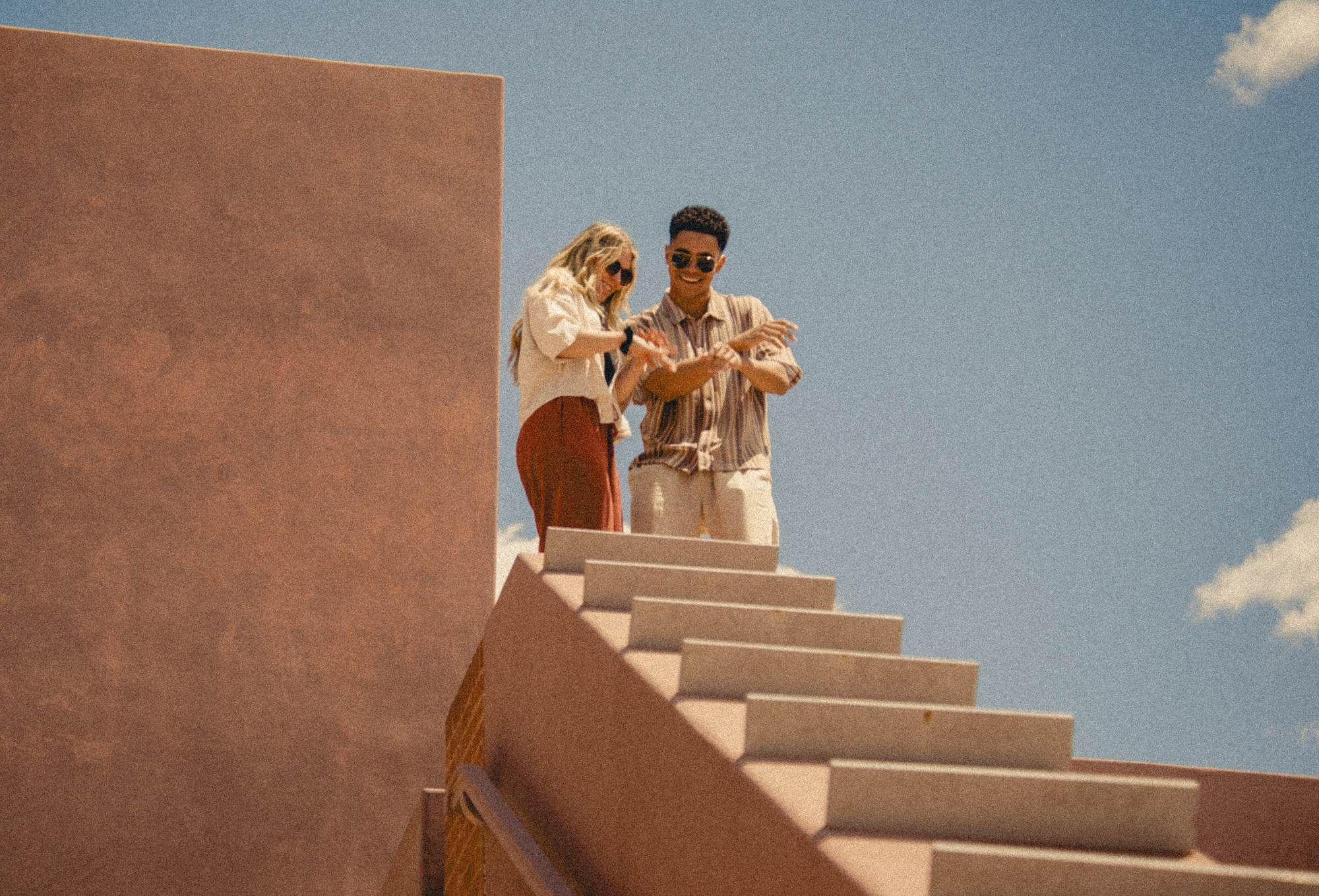 两名学生站在VERVE奥兰多的楼梯上