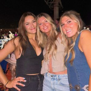 🪩 认识一下你的未来邻居 🪩大家好！！我们是凯登斯、萨米、莱西和卡莉！我们选择VERVE，是因为我们想要一个充满社交氛围、乐趣和活力的地方。我们喜欢结识新朋友、创造美好回忆，而且我们能感受到VERVE非常重视与住户之间的联系，所以这里对我们来说简直是完美之选。我们非常期待搬进来，成为这个社区的一员！！